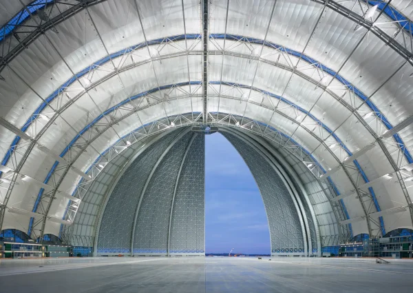 LICHT.studio Referenz: Cargo Lifter Werfthalle, Brand